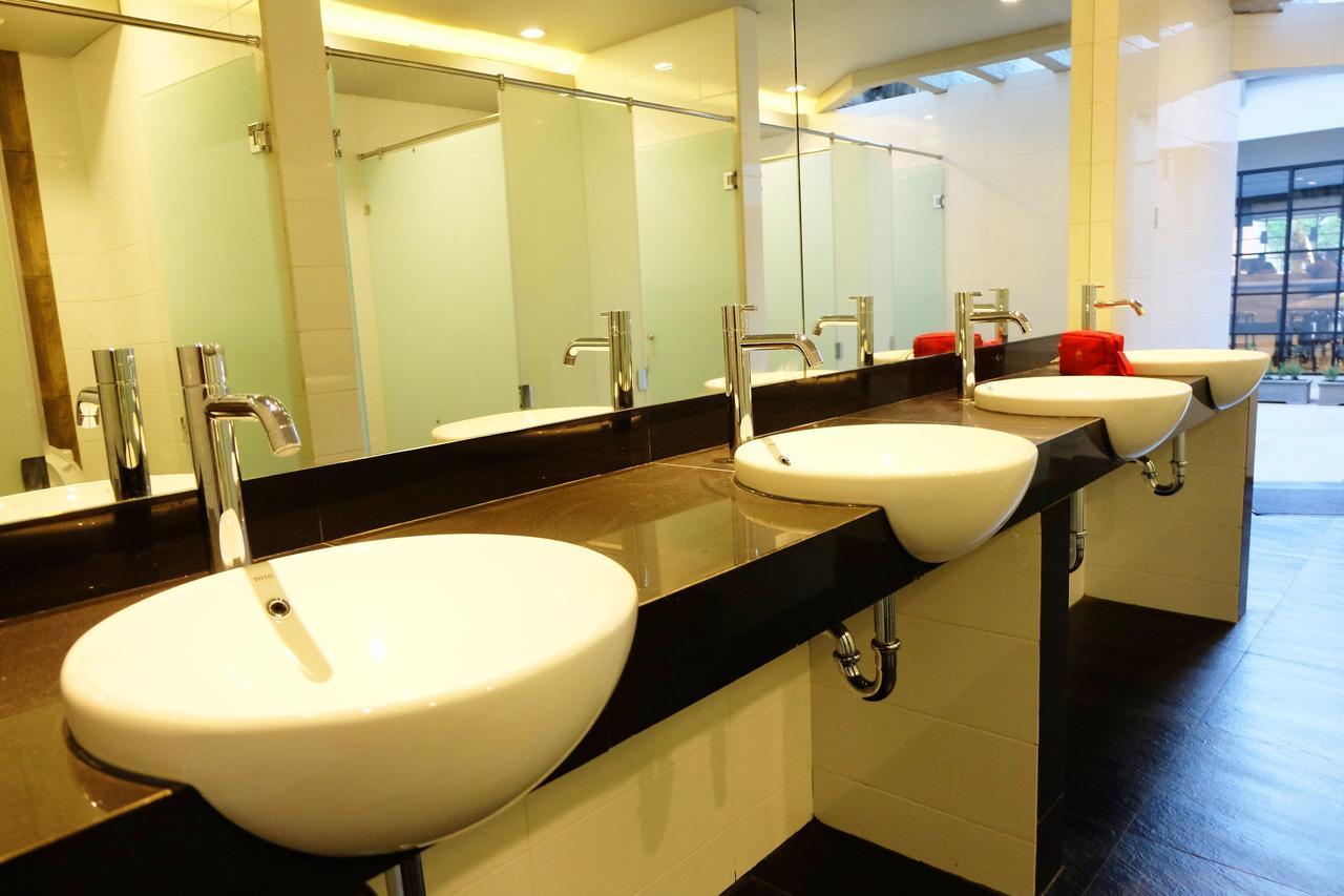Zen Hostel Gubeng Station Surabaya Buitenkant foto